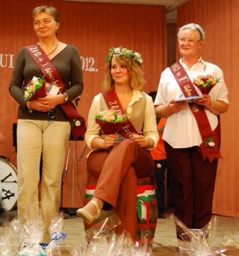 A 2012. évi Forráskúti Borkirálynő: Pesír Zita és Udvarhölgyei: Tóth Katalin és Bálint Ferencné Margitka